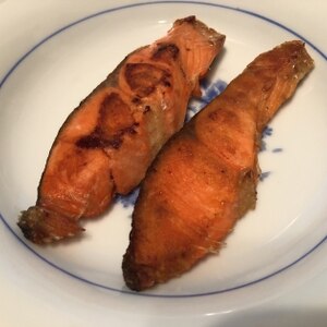 フライパンでもふっくら焼ける♪鮭の塩焼き